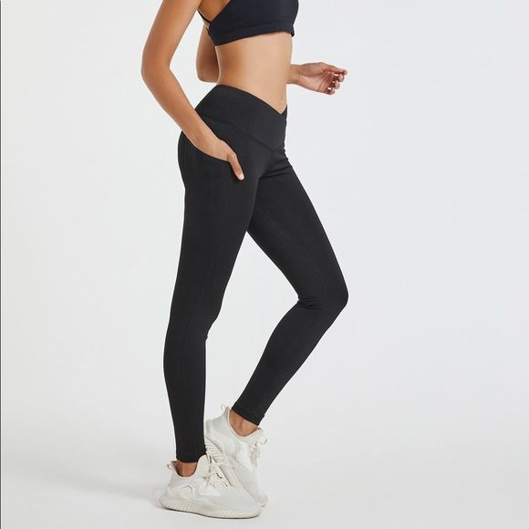 Black Crossover Legging With Pockets - Picture 3 of 6